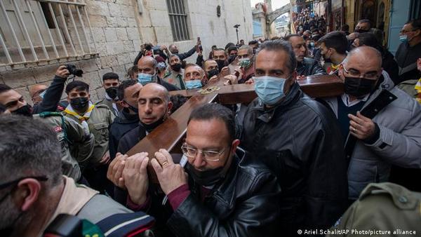 Un vía crucis concurrido conmueve a una Jerusalén apagada por la pandemia