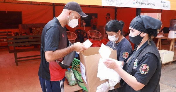 La Nación / Reclusos de Misiones distribuyeron chipa y cocido en hospitales de la zona