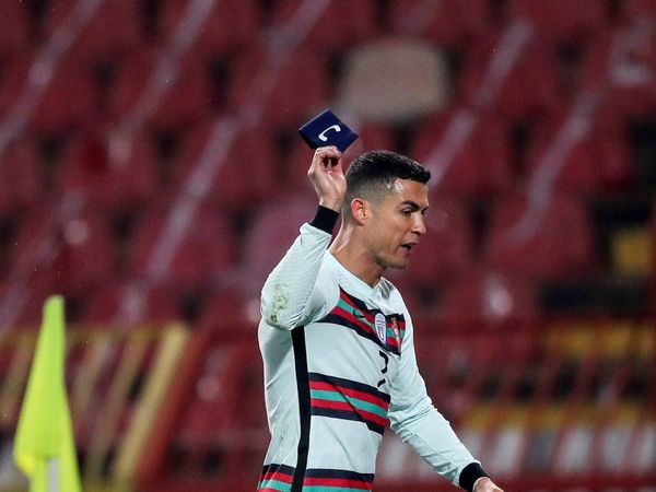 Un brazalete tirado al césped por Ronaldo se vende en Serbia por 64.000 euros