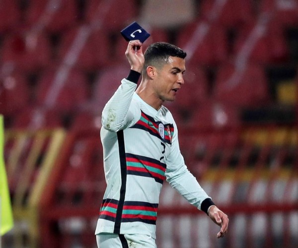 Subastan la cinta de capitán desechada por Cristiano Ronaldo