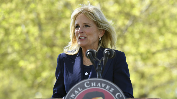 Jill Biden intenta hablar en español ante agricultores y ocasiona una avalancha de comentarios con su frase: “Sí se pued