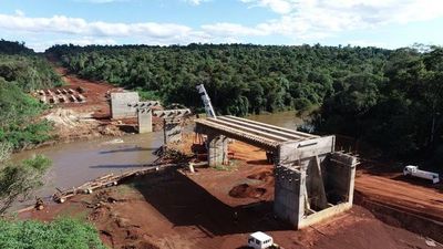 Toma forma puente que sustituirá a “balsa de la muerte” en Ñacunday  - ABC en el Este - ABC Color