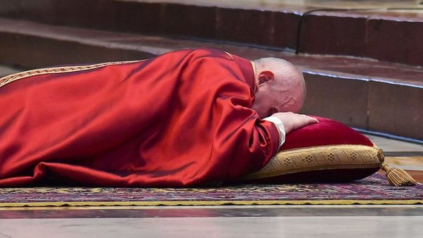 El papa Francisco encabezó el acto previo al Vía Crucis | Ñanduti