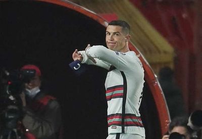 El brazalete de capitán que CR7 lanzó al piso se subastó por $us 75.000