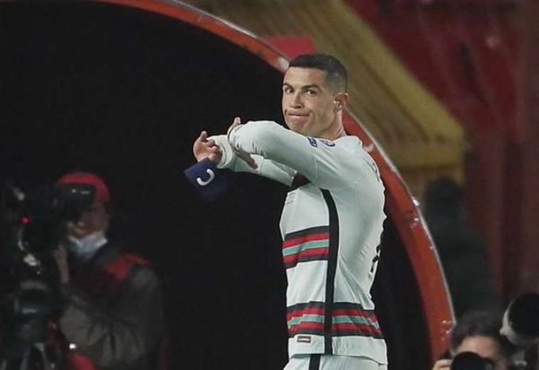 El brazalete de capitán que CR7 lanzó al piso se subastó por $us 75.000
