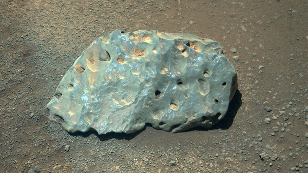 La NASA encuentra una “extraña” roca azulada en la superficie de martes