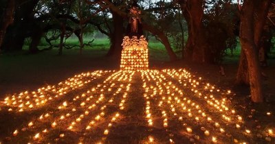 La Nación / Tañarandy enciende 1.500 velas en apepu con nombres de fallecidos de COVID-19