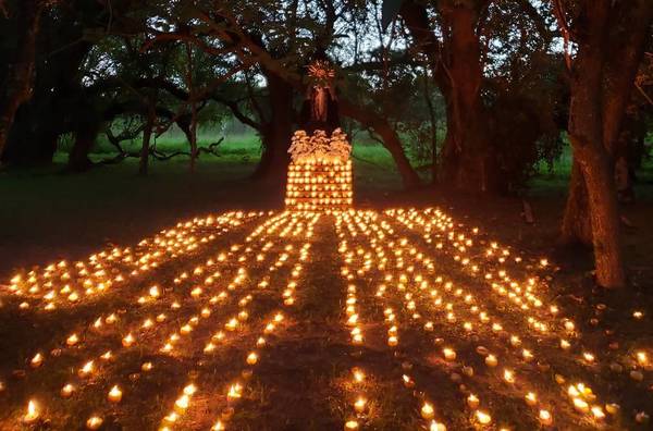 En homenaje a los fallecidos de Covid-19: Tañarandy enciende 1.500 velas en apepu con el nombres de las personas