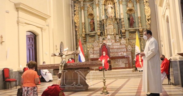 La Nación / Fieles visitan iglesias y adoran a la cruz