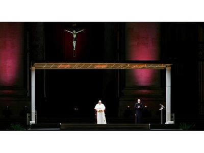 El Papa presidió el Viacrucis de los niños en una plaza vaticana desierta