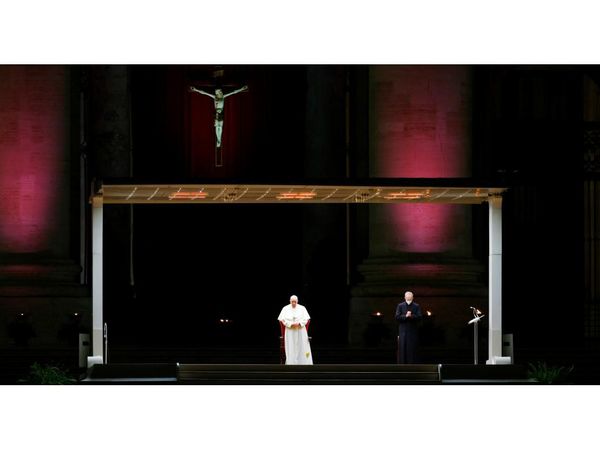 El Papa presidió el Viacrucis de los niños en una plaza vaticana desierta