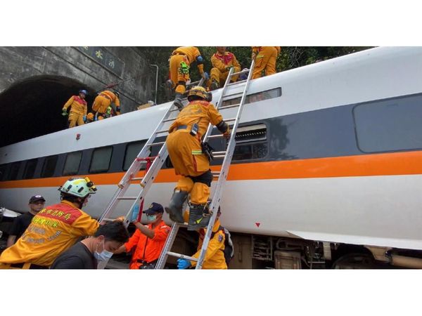 Alrededor de 50 personas fallecieron en un accidente ferroviario en Taiwán