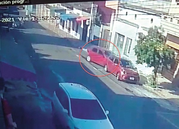 Crónica / Doña armó guyryry: ¡Atropelló dos autos!