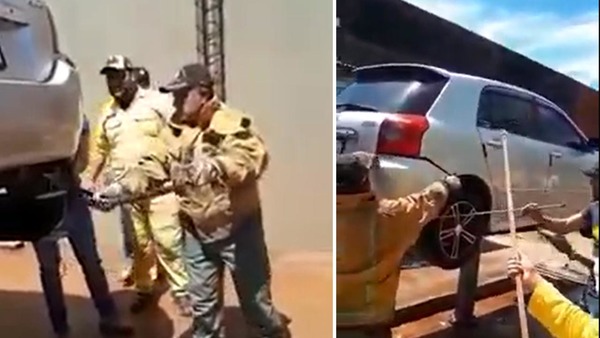 BOMBEROS RESCATAN A UNA YARARA QUE SE ESCONDIÓ DENTRO DE UN AUTOMÓVIL