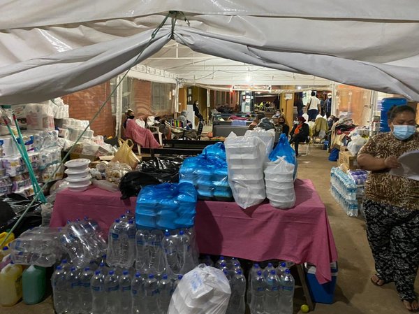 Solidaridad ciudadana sustenta alimentación de familiares de 75 pacientes con covid en Hospital de Clínicas - ADN Digital