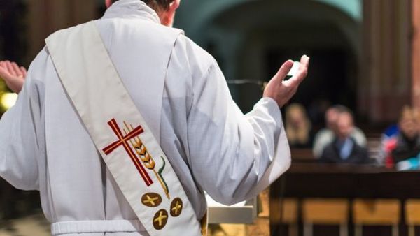 (Video) Cura dinamita la Semana Santa:  “Hay muchos putos… varones dejan sus hogares y van con sus chongos”