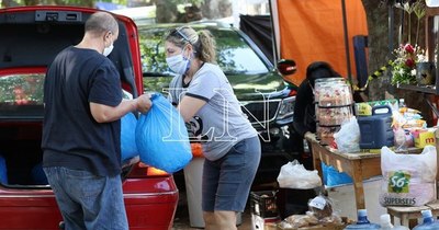 La Nación / Ciudadanos donan comida y medicamentos a familias de internados en el Ineram