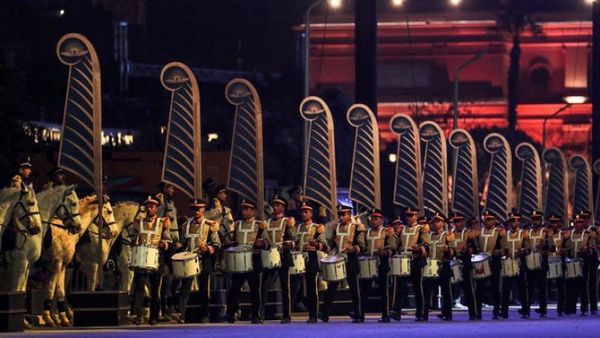 Cortejo faraónico de momias desfila por calles de El Cairo
