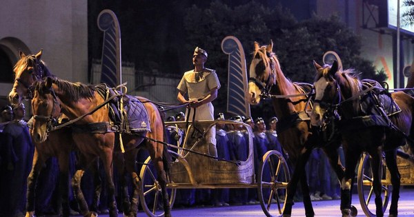 La Nación / Un cortejo faraónico de 22 momias desfila por las calles de El Cairo