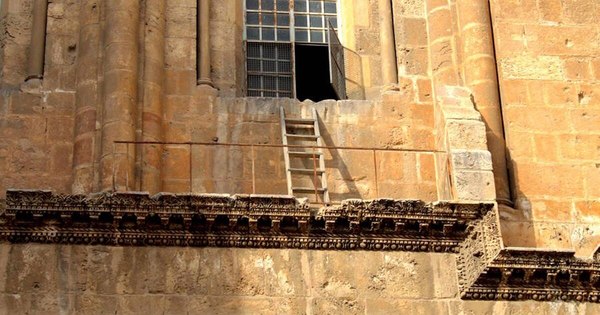 La Nación / La escalera olvidada en la Iglesia del Santo Sepulcro en Jerusalén