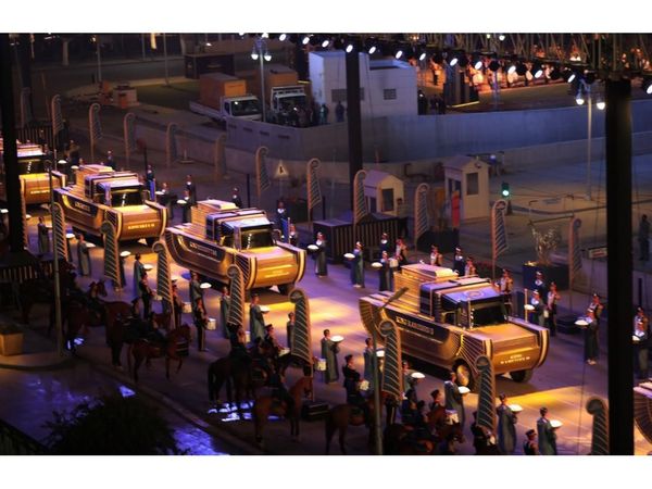 Cortejo faraónico de 22 momias desfila por calles de El Cairo