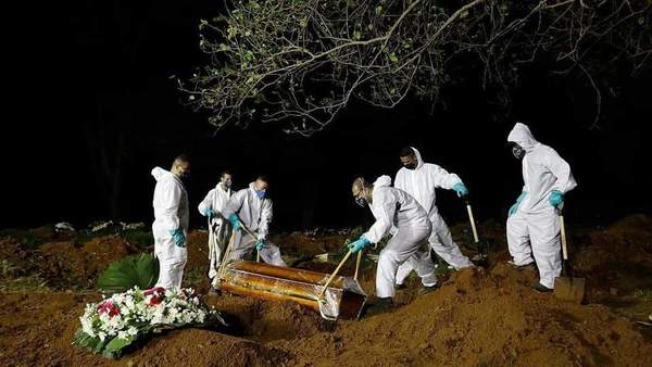 Brasil comienza a celebrar entierros nocturnos ante la avalancha de muertos por coronavirus.