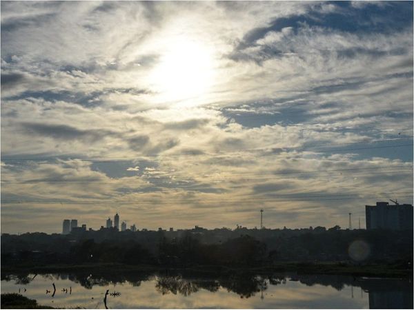 Domingo de Pascuas con cielo nublado y ambiente caluroso