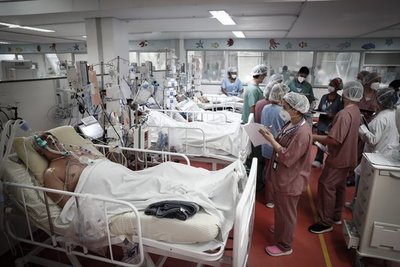 Sistema sanitario en San Pablo, Brasil, colapsa con más 700 personas que esperan camas en UTI