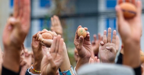 La Nación / Huevos de Pascua con mensajes para protestar contra el golpe en Birmania