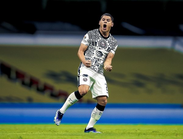 Una poesía: el perfecto tiro libre de Richard Sánchez para el América