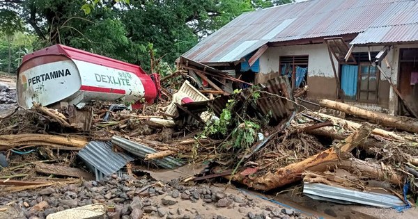 La Nación / Inundaciones causan más de 50 muertos en Indonesia y Timor Oriental
