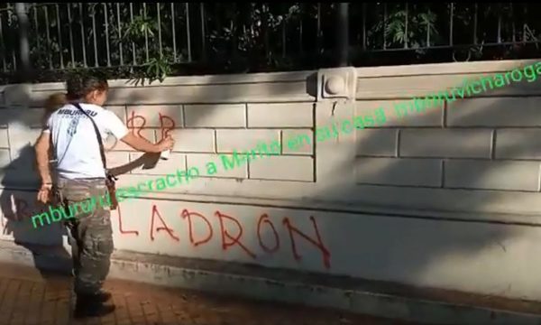 Escrachan a Mario Abdo con pintata en Mburuvicha Róga