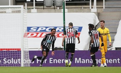 ¡Sobre la raya! La gran salvada de Almirón para el Newcastle en la Premier