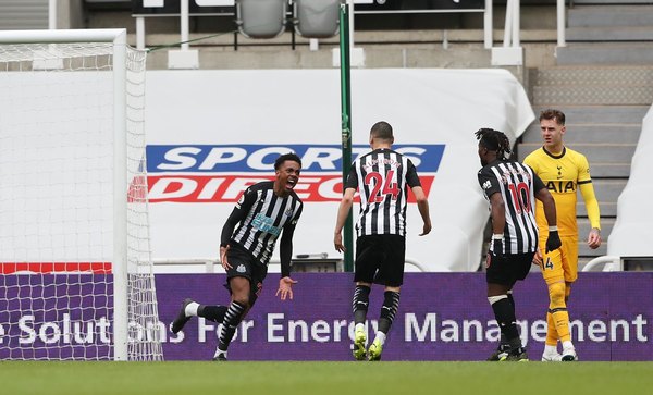 ¡Sobre la raya! La gran salvada de Almirón para el Newcastle en la Premier
