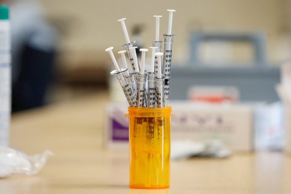 Aparecen los embusteros: ofrecen vacunación anti Covid, Salud Pública alerta - ADN Digital
