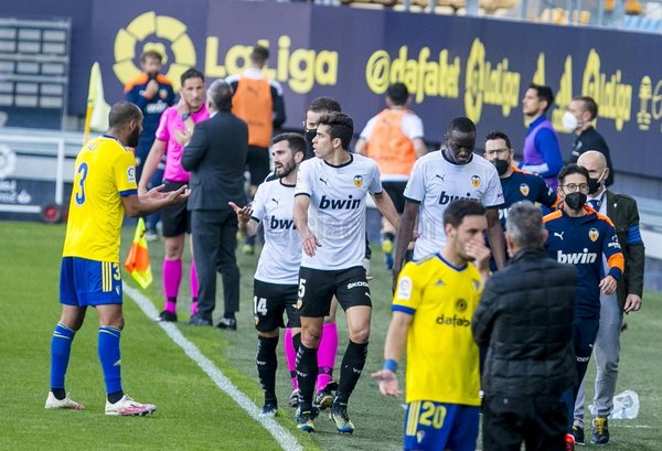 ¡Insólito! El Valencia abandonó el campo por supuesto caso de racismo