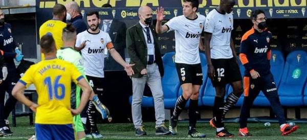 Jugadores del Valencia abandonan la cancha en Cádiz al denunciar insultos racistas