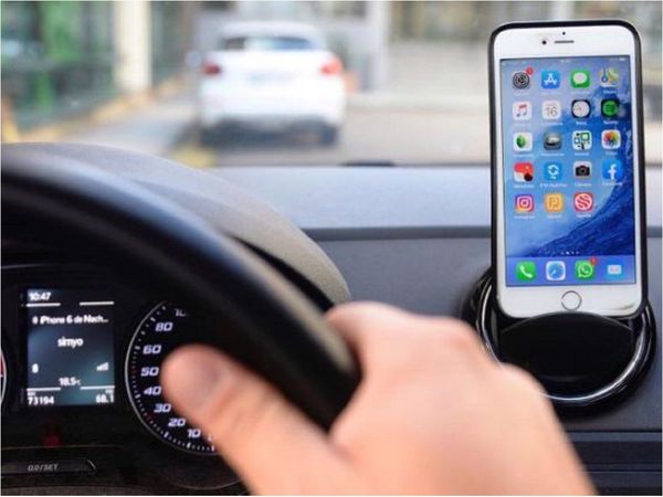 Advierten del peligro de mirar el teléfono con el semáforo en rojo
