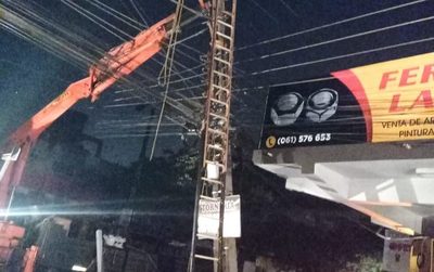 Conductor choca contra columna y deja sin luz a todo un barrio