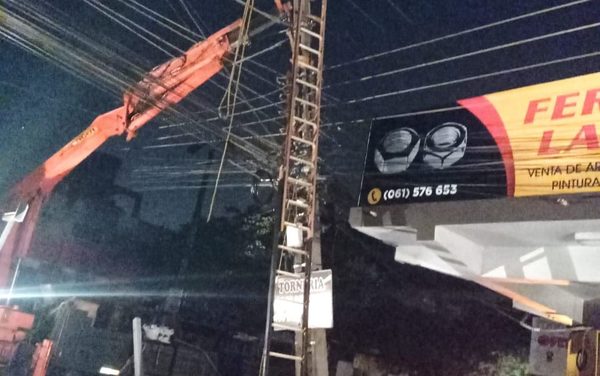 Conductor choca contra columna y deja sin luz a todo un barrio