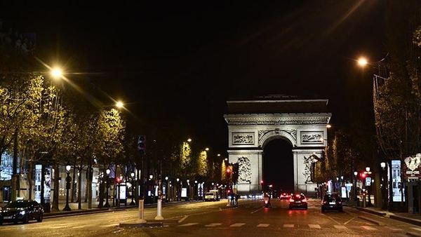 Artistas semidesnudos protestan contra las restricciones del COVID-19 en Francia | Ñanduti