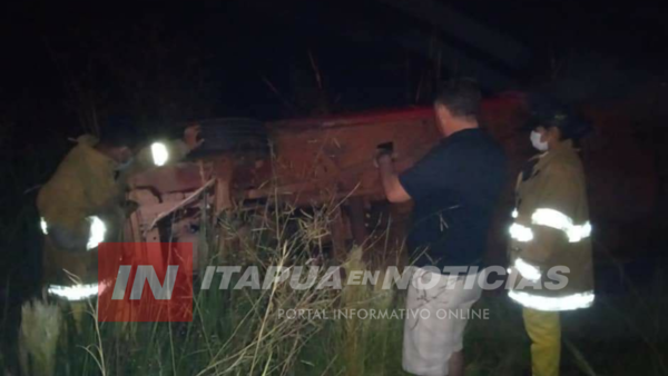 CAMIONETA VUELCA SOBRE GRANEROS DEL SUR.