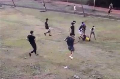 Turba ataca a golpes a adolescente en anfiteatro