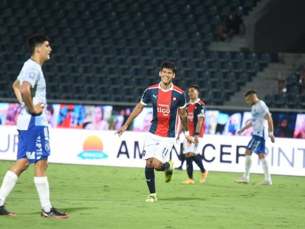Ajustado triunfo para llegar a la punta