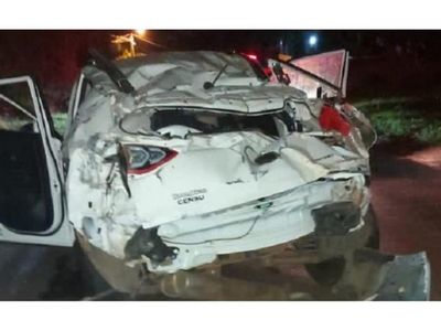 Menores se vuelcan tras ir a alta velocidad en camioneta