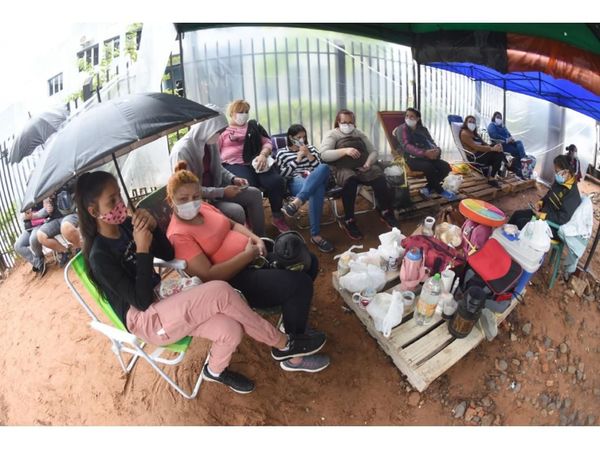 Familiares se mudaron de la casa a carpas de resistencia
