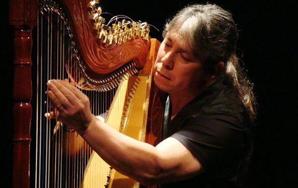 Ismael Ledesma presenta el videoclip «Arpa caliente»