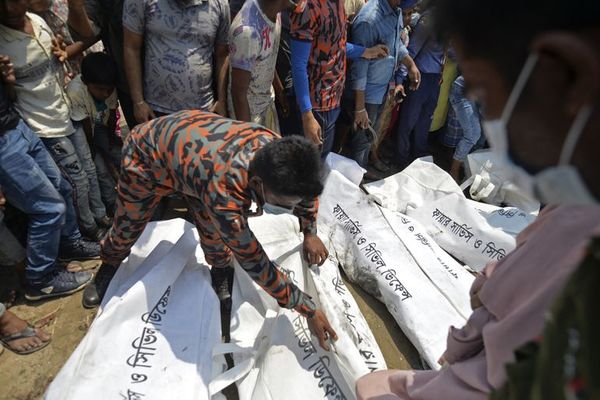 Aumentan a 20 los muertos tras volcar un barco de pasajeros en Bangladesh - Mundo - ABC Color