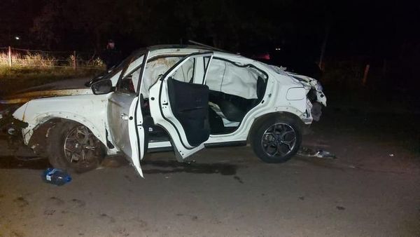 Adolescentes protagonizan aparatoso vuelco en San Ber - Noticiero Paraguay