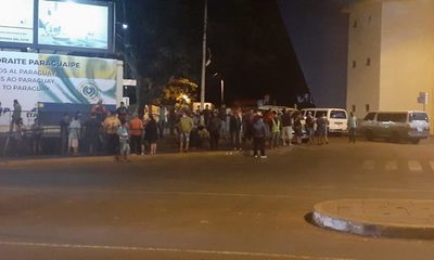 Paseros bloquean paso fronterizo